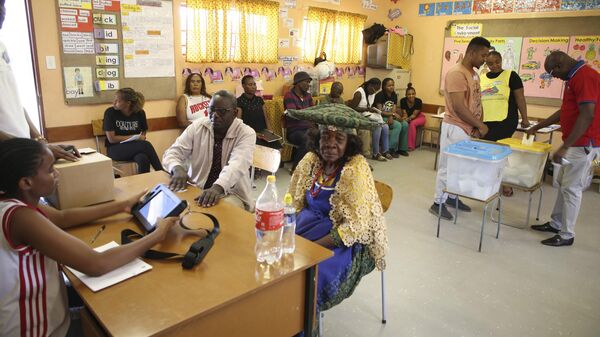Namibians inside a polling station votes in a presidential election in Windhoek, Namibia, Wednesday, Nov. 27, 2024. - Sputnik Afrique