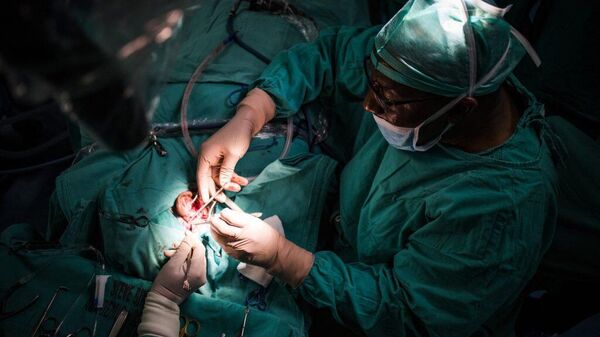  South African educator and otolaryngologist Mashudu Tshifularo performing a pioneering surgical procedure using 3D-printed middle ear bones. - Sputnik Africa
