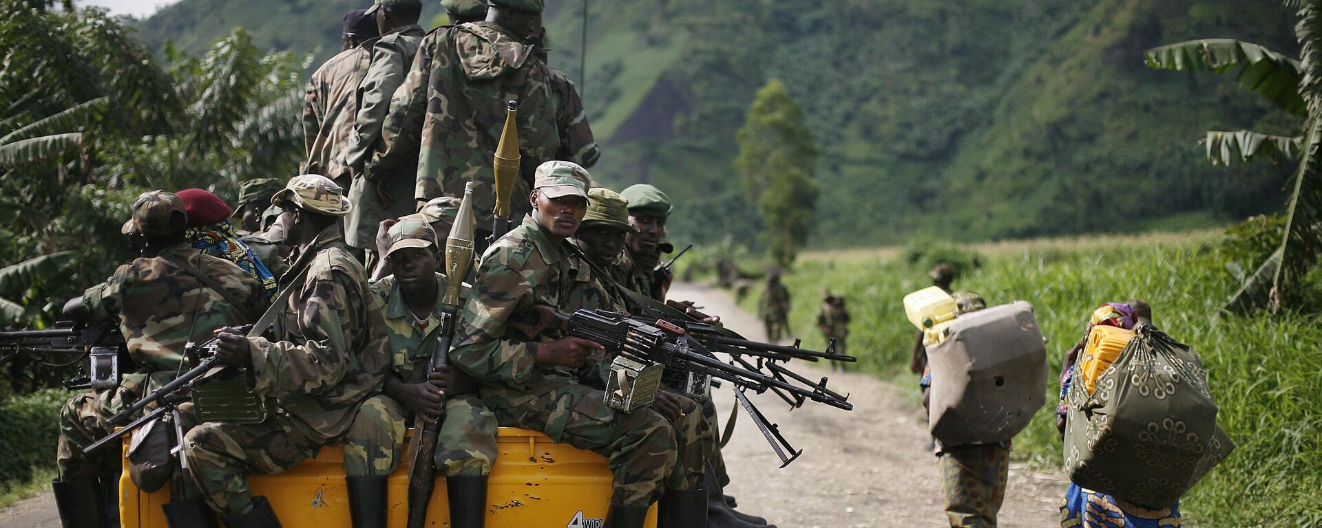 In this Nov. 30, 2012 file photo, M23 rebels withdraw from the Masisi and Sake areas in eastern Congo.  - Sputnik Africa, 1920, 27.01.2025