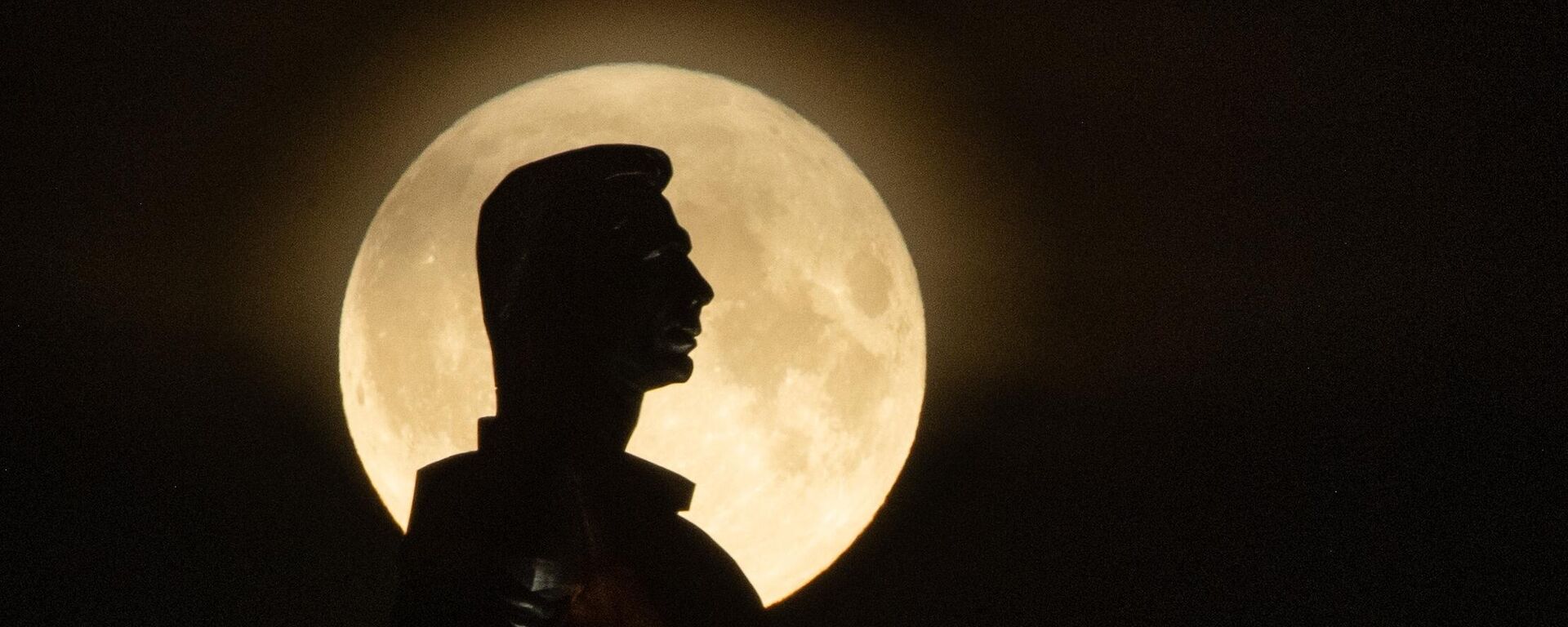 Supermoon seen in Moscow. In the foreground is the monument to cosmonaut Yuri Gagarin on Leninsky Prospekt in Moscow. - Sputnik Africa, 1920, 09.03.2025