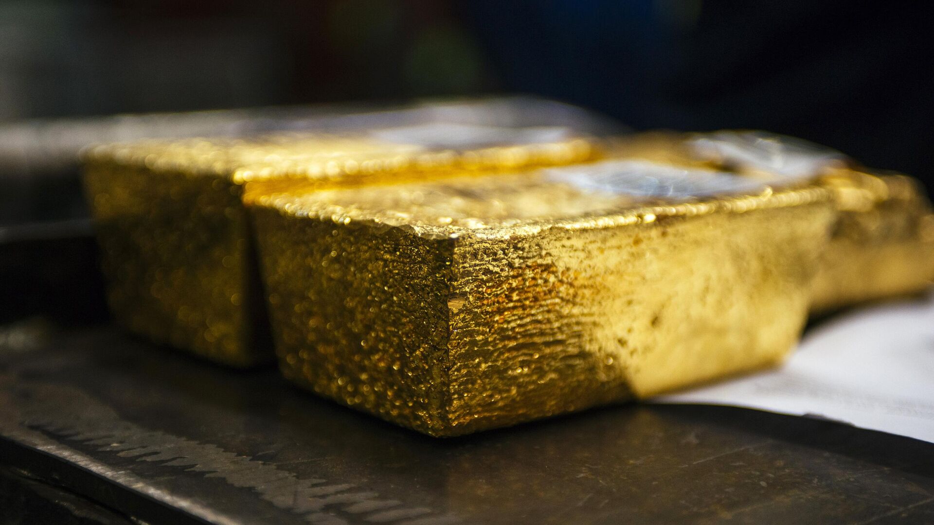 Gold bullion bars sit following casting at a refinery in Germiston, South Africa. Gold bullion bars sit following casting at a refinery in Germiston, South Africa. - Sputnik Africa, 1920, 17.03.2025