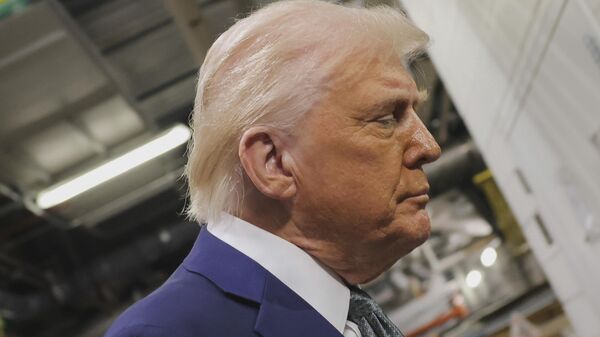 President Donald Trump talks with reporters as he visits the John F. Kennedy Center for the Performing Arts in Washington, Monday, March 17, 2025. (Pool via AP) - Sputnik Afrique