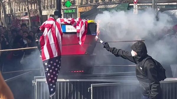 Un drapeau US a été brûlé lors de la manifestation des étudiants à Paris - Sputnik Afrique