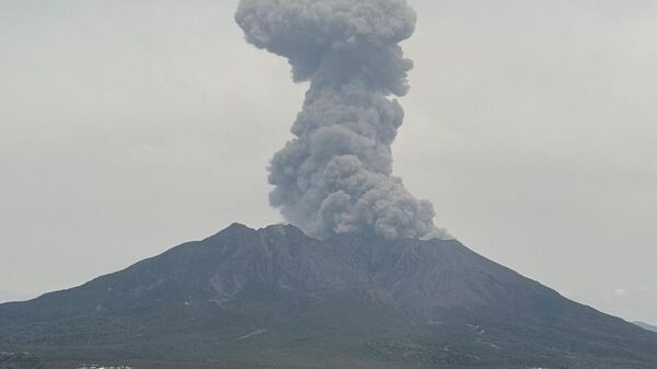 #viral | Sakurajima Volcano Erupts in Japan for 54th Time This Year - Sputnik Africa
