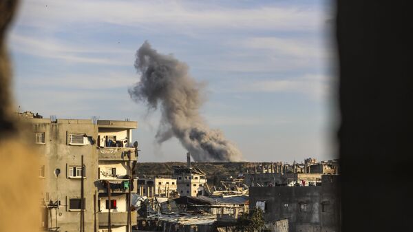 Smoke rises after Israeli attacks over Tuffah neighborhood in Gaza City, Gaza on April 17, 2025.  - Sputnik Africa