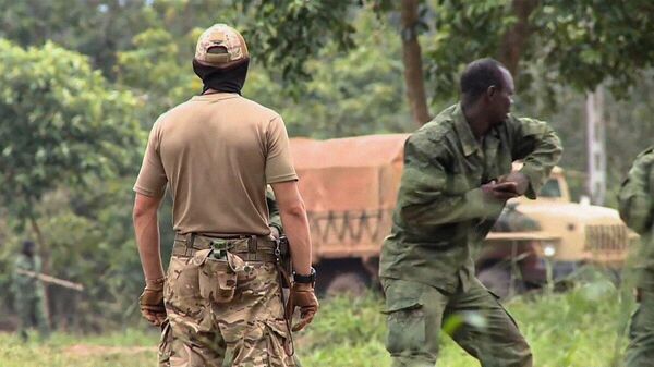 An instructor from the Officers Union for International Security training an African soldier. - Sputnik Africa