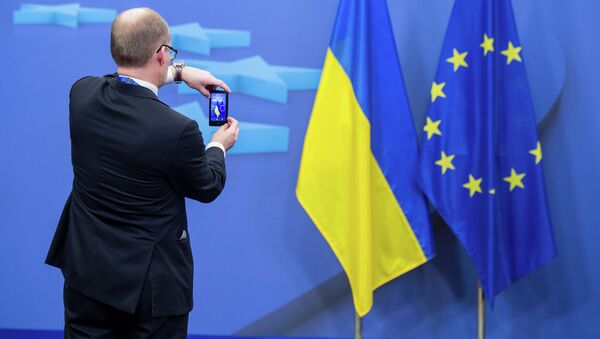 Ukrainian and EU flags - Sputnik Afrique