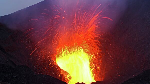 Des savants pénètrent dans le cratère d'un volcan au péril de leur vie - Sputnik Afrique