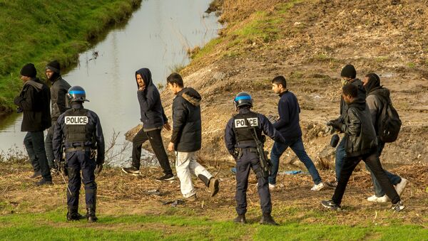Eurotunnel inonde ses terrains pour éviter l’intrusion de migrants - Sputnik Afrique