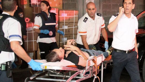 A wounded Israeli man is evacuated following a stabbing attack in Tel Aviv - Sputnik Afrique
