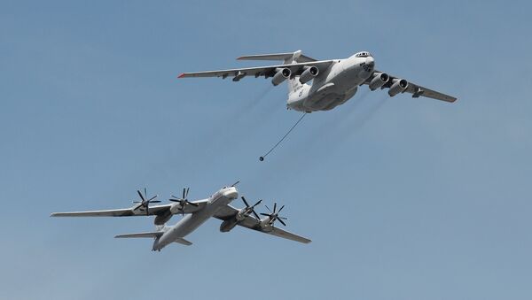 Le ravitailleur Iliouchine Il-78 et le bombardier stratégique Toupolev Tu-95MS - Sputnik Afrique
