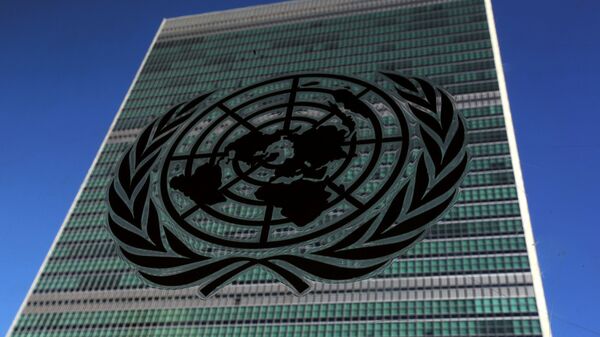 The United Nations logo is pictured in front of the United Nations Headquarters building during the 71st United Nations General Assembly in the Manhattan borough of New York, U.S., September 22, 2016. - Sputnik Afrique
