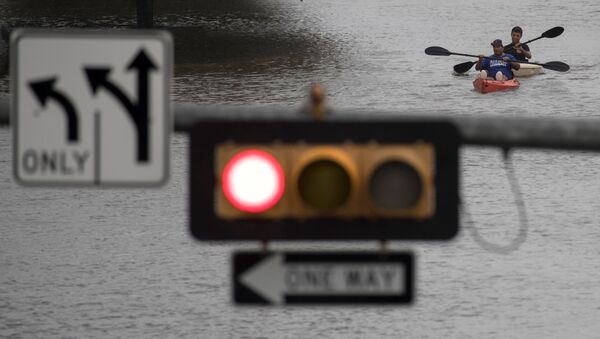 Men use kayaks to get through an intersection after heavy rain from Hurricane Harvey flooded Pearland, in the outskirts of Houston, Texas, U.S. August 27, 2017 - Sputnik Afrique