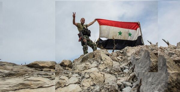Militaire syrien avec le drapeau national - Sputnik Afrique