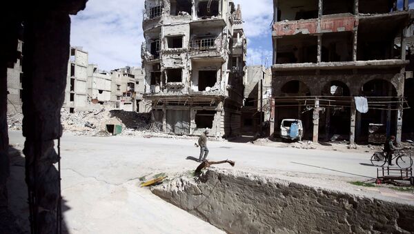 People are seen in the besieged town of Douma, Eastern Ghouta, in Damascus, Syria March 9, 2018 - Sputnik Afrique