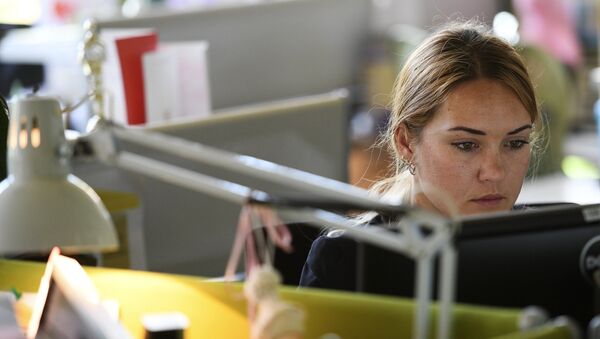 Femme au bureau - Sputnik Afrique