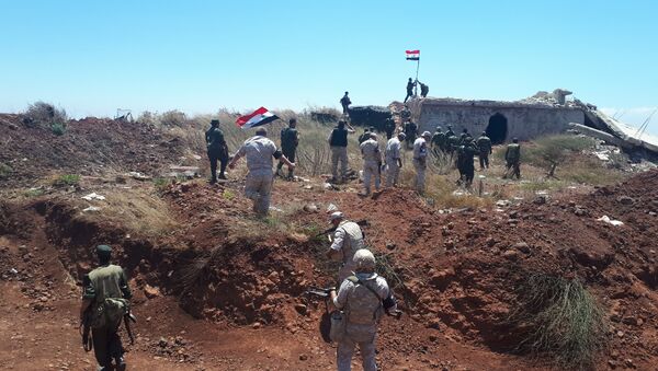 Le drapeau de la Syrie flotte de nouveau à sa frontière avec Israël - Sputnik Afrique