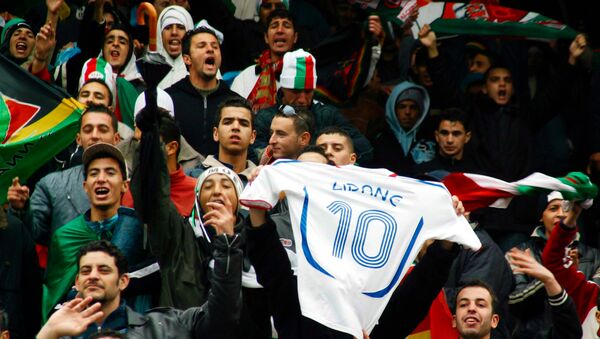 Des supporters du club algérois USMA - Sputnik Afrique