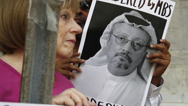 Manifestante avec un portrait de Jamal Khashoggi  - Sputnik Afrique