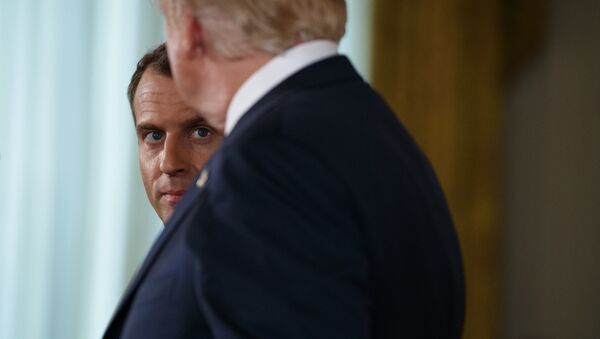 Le Président français Emmanuel Macron écoute son homologue américain Donald Trump lors d’une conférence de presse à la Maison Blanche le mardi 24 avril 2018 à Washington. - Sputnik Afrique