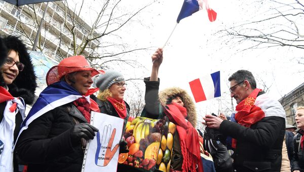 foulards rouges - Sputnik Afrique