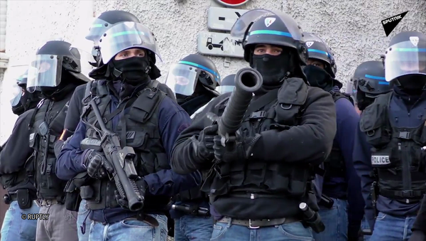 Des policiers avec des LBD (image d'illustration) - Sputnik Afrique