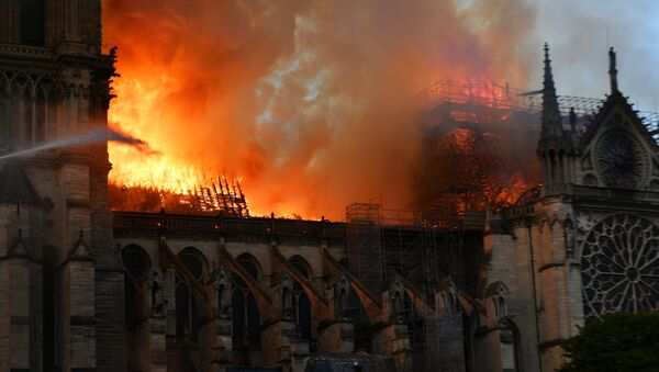 Notre-Dame de Paris en flammes - Sputnik Afrique