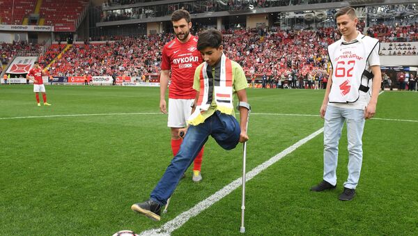 La soif de vivre: le jeune Irakien Kassim al-Kadim a assisté à un match de foot à Moscou - Sputnik Afrique