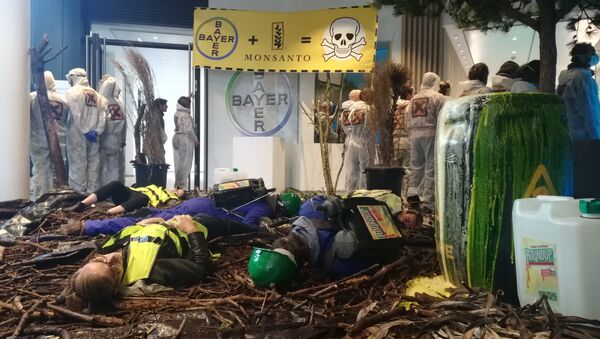 Opération nature morte pour dénoncer activités mortifères de Bayer-Monsanto - Sputnik Afrique
