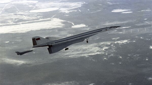 Un Tu-144 en vol - Sputnik Afrique
