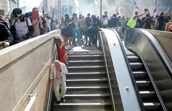 Manifestations à Paris: le gaz lacrymogène et les arrestations
Manifestations à Paris: le gaz lacrymogène et les arrestations
- Sputnik Afrique