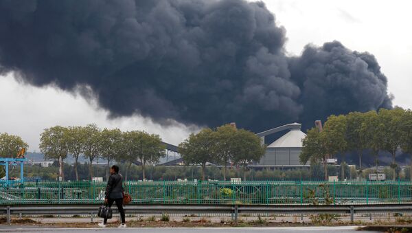 La fumée dégagée par l'incendie de l'usine Lubrizol à Rouen - Sputnik Afrique