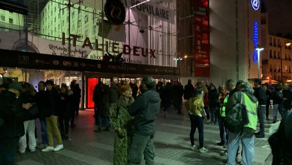 Des manifestants pour le climat et des Gilets jaunes réunis devant le centre commercial Italie Deux à Paris (5 octobre 2019) - Sputnik Afrique
