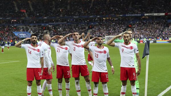 Le salut militaire effectué par l'équipe turque lors du match d'éliminatoires France-Turquie - Sputnik Afrique