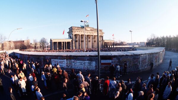 Porte de Brandebourg derrière le mur de Berlin, décembre 1989 - Sputnik Afrique