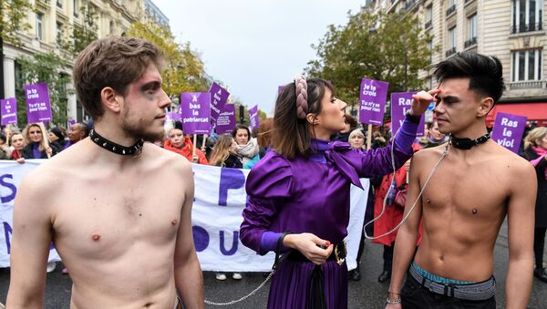 Marie s'infiltre lors de la marche #NousToutes le 23 novembre 2019 à Paris - Sputnik Afrique