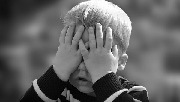 Un enfant cache les yeux  - Sputnik Afrique