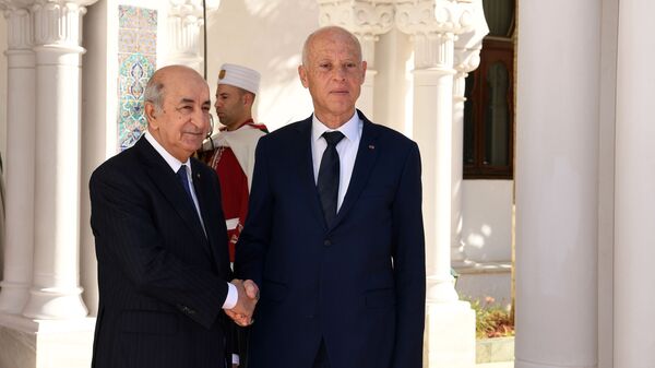 Une photo distribuée par le service de presse de la présidence tunisienne montre le président algérien Abdelmadjid Tebboune (R) recevant son homologue tunisien Kais Saied dans la capitale Alger, le 2 février 2020 - Sputnik Afrique