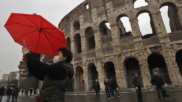 Une tourise devant le Colisée à Rome - Sputnik Afrique