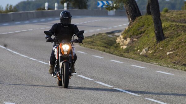 Un motard sur la route - Sputnik Afrique