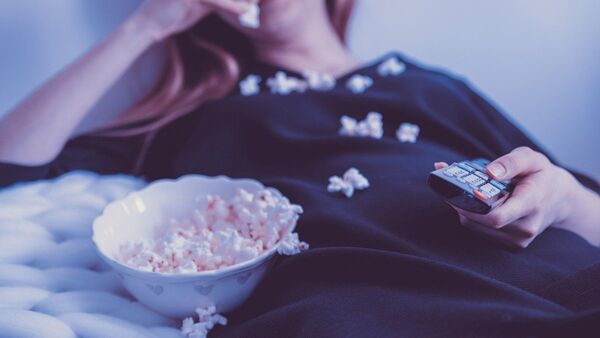 Une femme devant la télévision - Sputnik Afrique