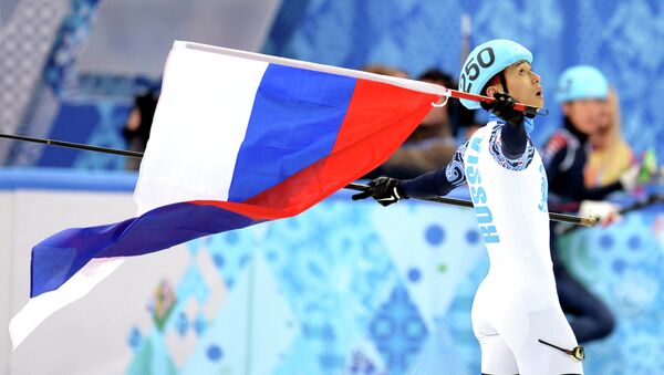 Виктор Ан (Россия) после финального забега на 1000 метров в соревнованиях по шорт-треку среди мужчин - Sputnik Afrique